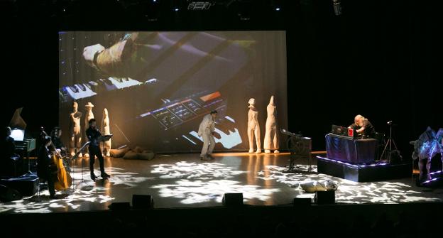 Música electrónica, proyecciones, música clásica y flamenco se unieron para crear un espectáculo de estética rompedora. 