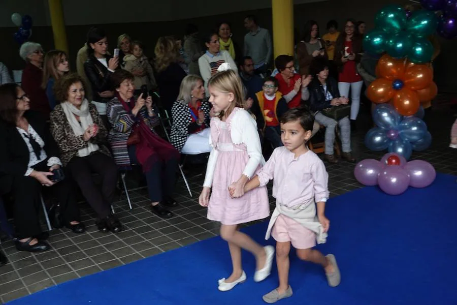 El Colegio La Presentación ha acogido este sábado un desfile infantil organizado por la Asociación Diseño y Moda, cuya recaudación va destinada al proyecto 'Pídeme La Luna'