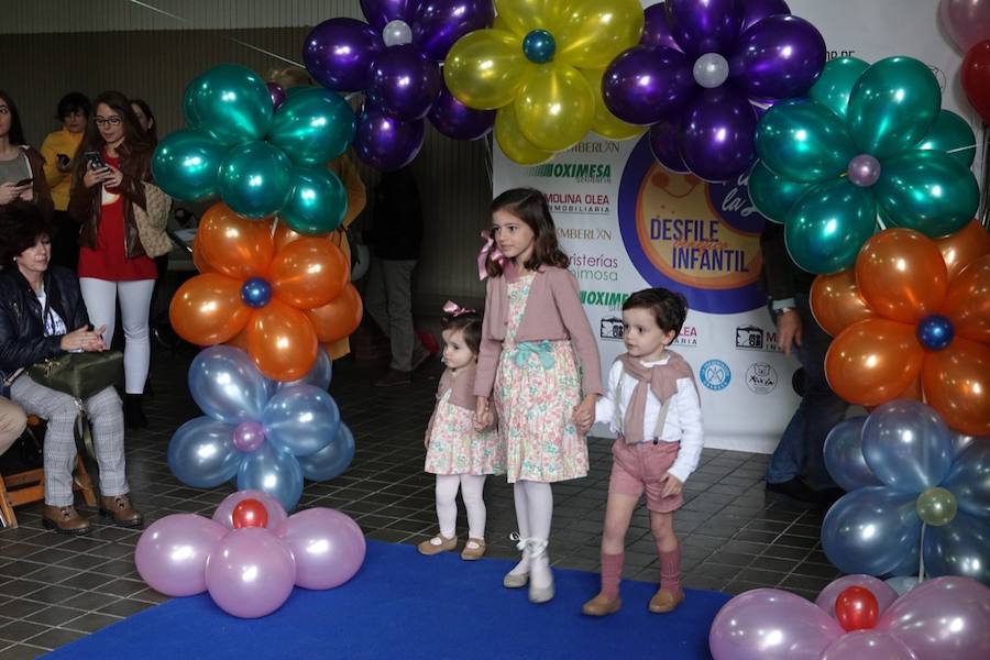 El Colegio La Presentación ha acogido este sábado uin desfile infantil organizado por la Asociación Diseño y Moda, cuya recaudación va destinada al proyecto 'Pídeme La Luna'