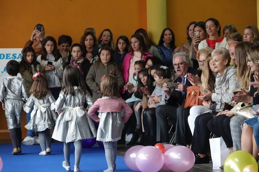 El Colegio La Presentación ha acogido este sábado uin desfile infantil organizado por la Asociación Diseño y Moda, cuya recaudación va destinada al proyecto 'Pídeme La Luna'