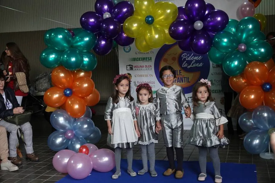 El Colegio La Presentación ha acogido este sábado uin desfile infantil organizado por la Asociación Diseño y Moda, cuya recaudación va destinada al proyecto 'Pídeme La Luna'