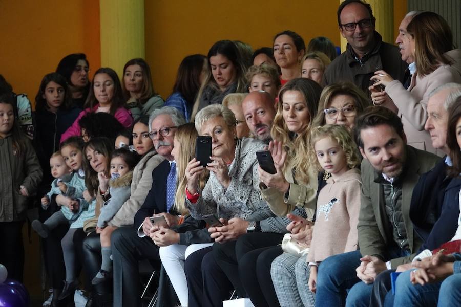 El Colegio La Presentación ha acogido este sábado uin desfile infantil organizado por la Asociación Diseño y Moda, cuya recaudación va destinada al proyecto 'Pídeme La Luna'