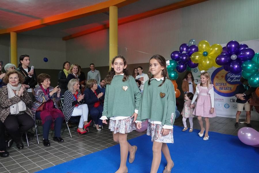 El Colegio La Presentación ha acogido este sábado uin desfile infantil organizado por la Asociación Diseño y Moda, cuya recaudación va destinada al proyecto 'Pídeme La Luna'