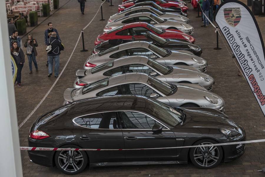 Desde las 10 de la mañana, los granadinos pueden visitar en el Centro Comercial Serrallo Plaza esta llamativa exposición repleta de coches de lujo. Diversos vehículos de marca Porsche están expuestos para los asistentes al lugar.