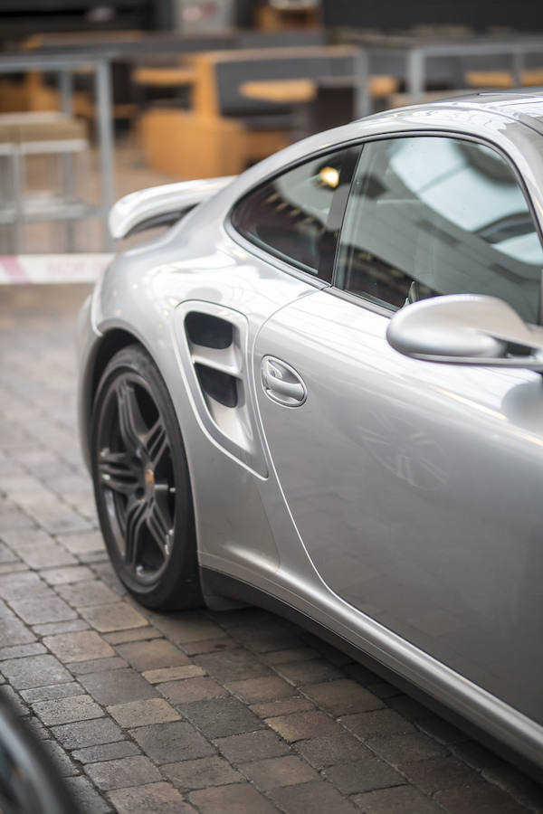 Desde las 10 de la mañana, los granadinos pueden visitar en el Centro Comercial Serrallo Plaza esta llamativa exposición repleta de coches de lujo. Diversos vehículos de marca Porsche están expuestos para los asistentes al lugar.