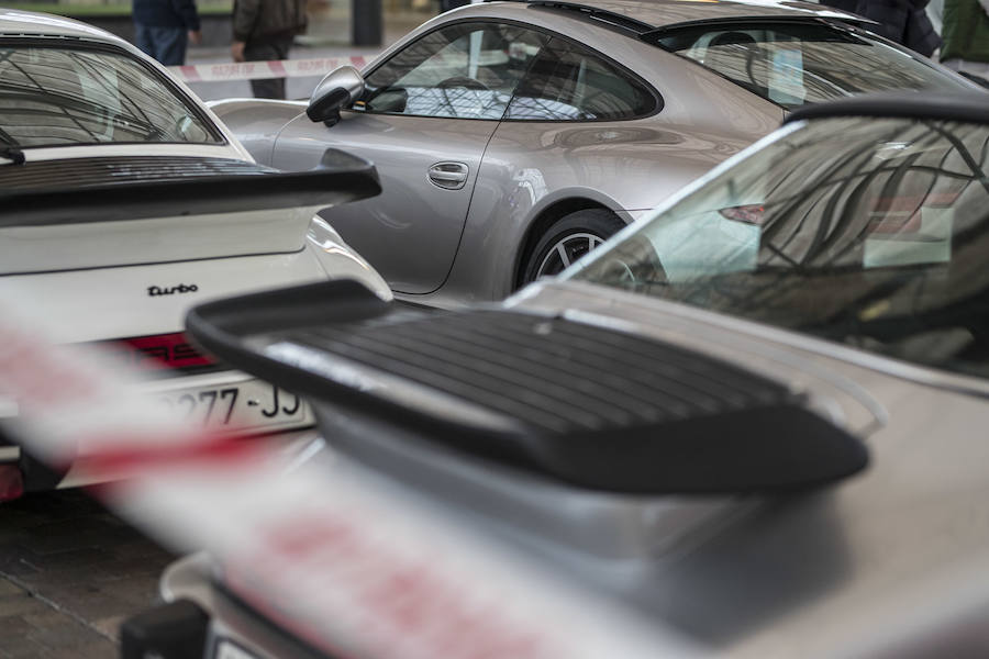 Desde las 10 de la mañana, los granadinos pueden visitar en el Centro Comercial Serrallo Plaza esta llamativa exposición repleta de coches de lujo. Diversos vehículos de marca Porsche están expuestos para los asistentes al lugar.