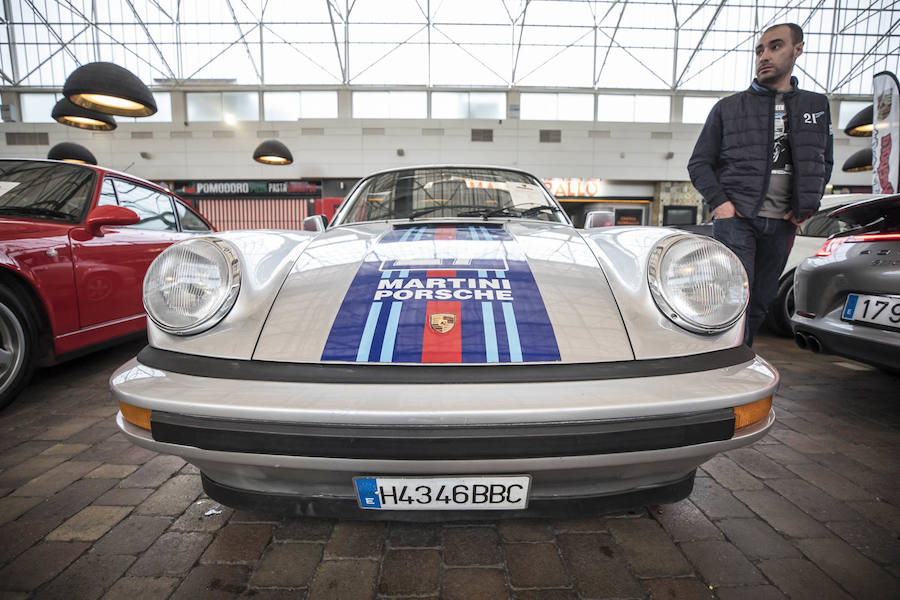 Desde las 10 de la mañana, los granadinos pueden visitar en el Centro Comercial Serrallo Plaza esta llamativa exposición repleta de coches de lujo. Diversos vehículos de marca Porsche están expuestos para los asistentes al lugar.