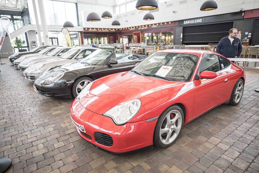 Desde las 10 de la mañana, los granadinos pueden visitar en el Centro Comercial Serrallo Plaza esta llamativa exposición repleta de coches de lujo. Diversos vehículos de marca Porsche están expuestos para los asistentes al lugar.