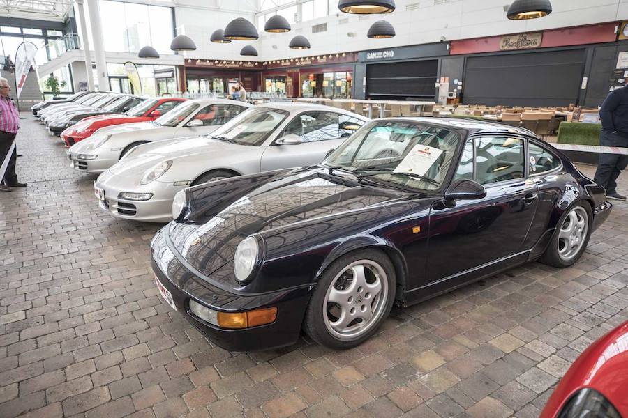 Desde las 10 de la mañana, los granadinos pueden visitar en el Centro Comercial Serrallo Plaza esta llamativa exposición repleta de coches de lujo. Diversos vehículos de marca Porsche están expuestos para los asistentes al lugar.