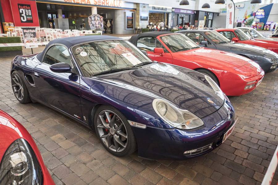 Desde las 10 de la mañana, los granadinos pueden visitar en el Centro Comercial Serrallo Plaza esta llamativa exposición repleta de coches de lujo. Diversos vehículos de marca Porsche están expuestos para los asistentes al lugar.