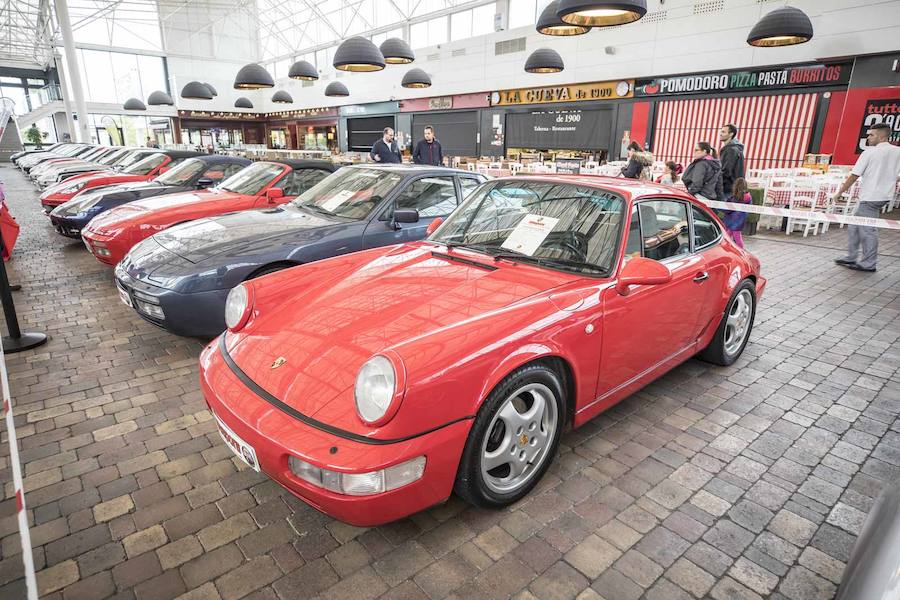 Desde las 10 de la mañana, los granadinos pueden visitar en el Centro Comercial Serrallo Plaza esta llamativa exposición repleta de coches de lujo. Diversos vehículos de marca Porsche están expuestos para los asistentes al lugar.