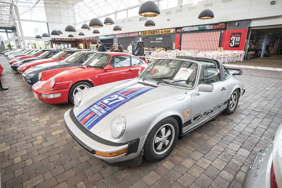 Desde las 10 de la mañana, los granadinos pueden visitar en el Centro Comercial Serrallo Plaza esta llamativa exposición repleta de coches de lujo. Diversos vehículos de marca Porsche están expuestos para los asistentes al lugar.