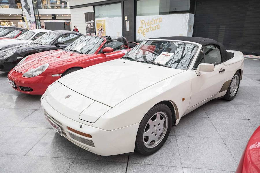 Desde las 10 de la mañana, los granadinos pueden visitar en el Centro Comercial Serrallo Plaza esta llamativa exposición repleta de coches de lujo. Diversos vehículos de marca Porsche están expuestos para los asistentes al lugar.