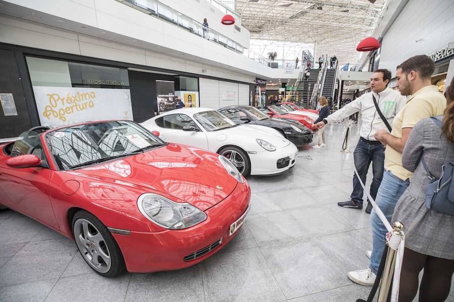 Desde las 10 de la mañana, los granadinos pueden visitar en el Centro Comercial Serrallo Plaza esta llamativa exposición repleta de coches de lujo. Diversos vehículos de marca Porsche están expuestos para los asistentes al lugar.