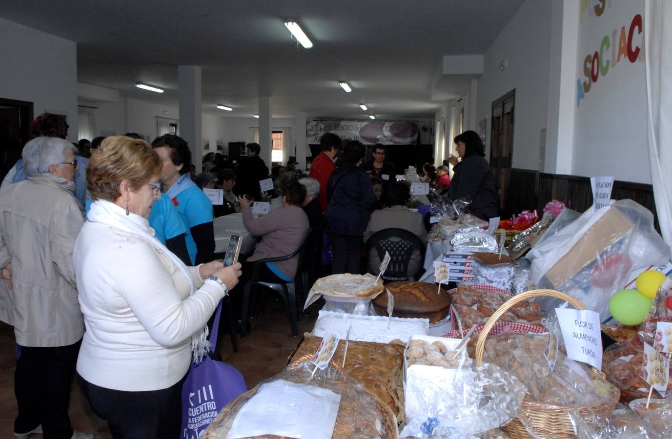 250 mujeres pertenecientes a 35 asociaciones alpujarreñas se han dado cita en Juviles para conocer los encantos del pueblo, asistir a charlas, al teatro y el cante y participar en varios talleres