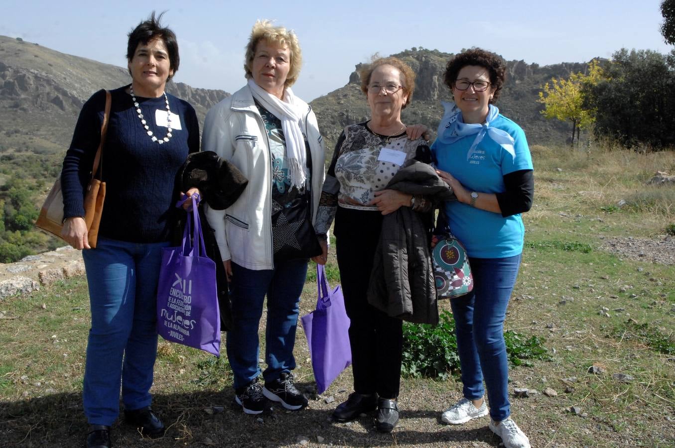 250 mujeres pertenecientes a 35 asociaciones alpujarreñas se han dado cita en Juviles para conocer los encantos del pueblo, asistir a charlas, al teatro y el cante y participar en varios talleres