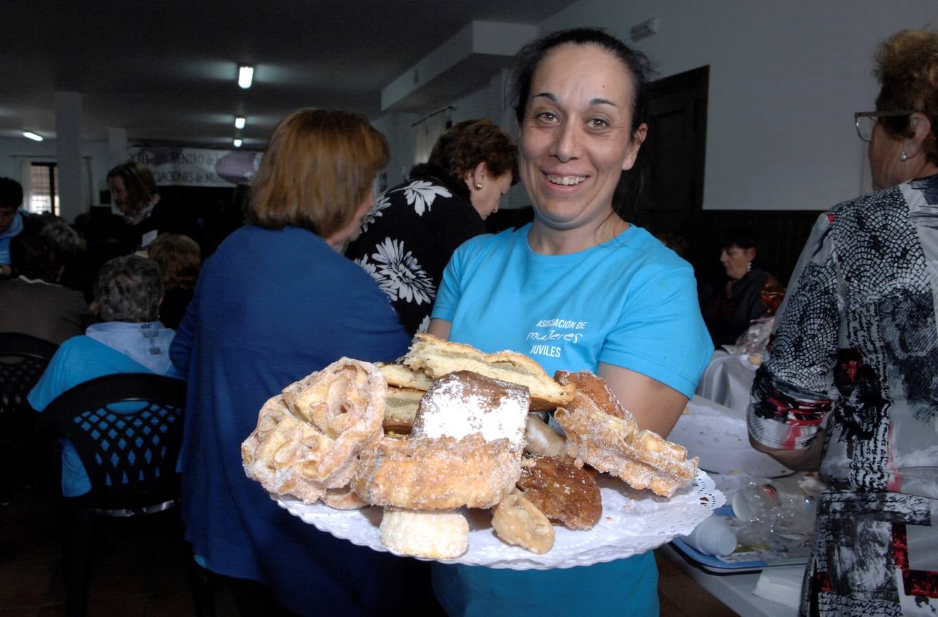 250 mujeres pertenecientes a 35 asociaciones alpujarreñas se han dado cita en Juviles para conocer los encantos del pueblo, asistir a charlas, al teatro y el cante y participar en varios talleres