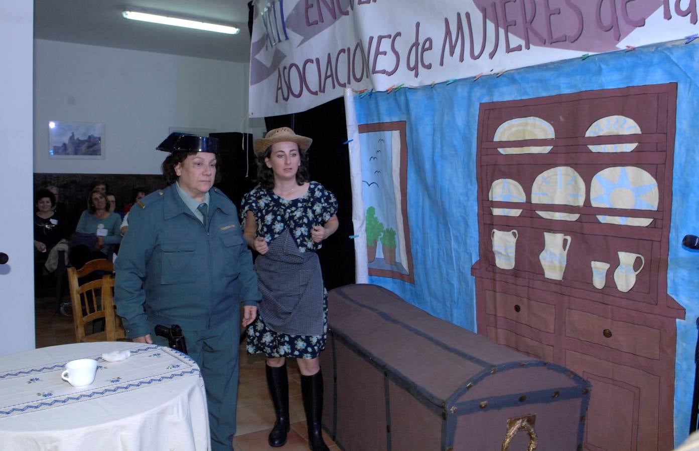 250 mujeres pertenecientes a 35 asociaciones alpujarreñas se han dado cita en Juviles para conocer los encantos del pueblo, asistir a charlas, al teatro y el cante y participar en varios talleres