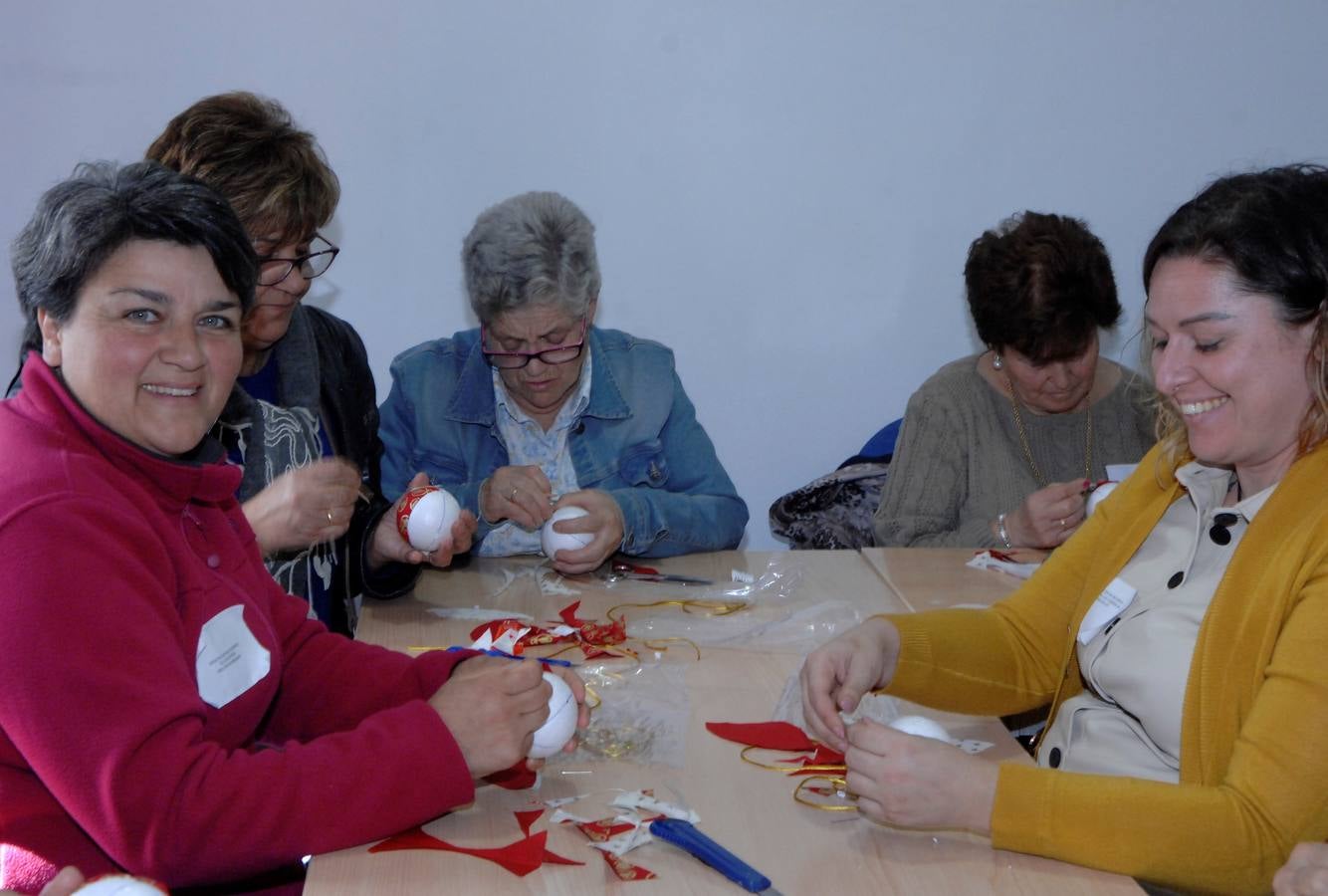 250 mujeres pertenecientes a 35 asociaciones alpujarreñas se han dado cita en Juviles para conocer los encantos del pueblo, asistir a charlas, al teatro y el cante y participar en varios talleres