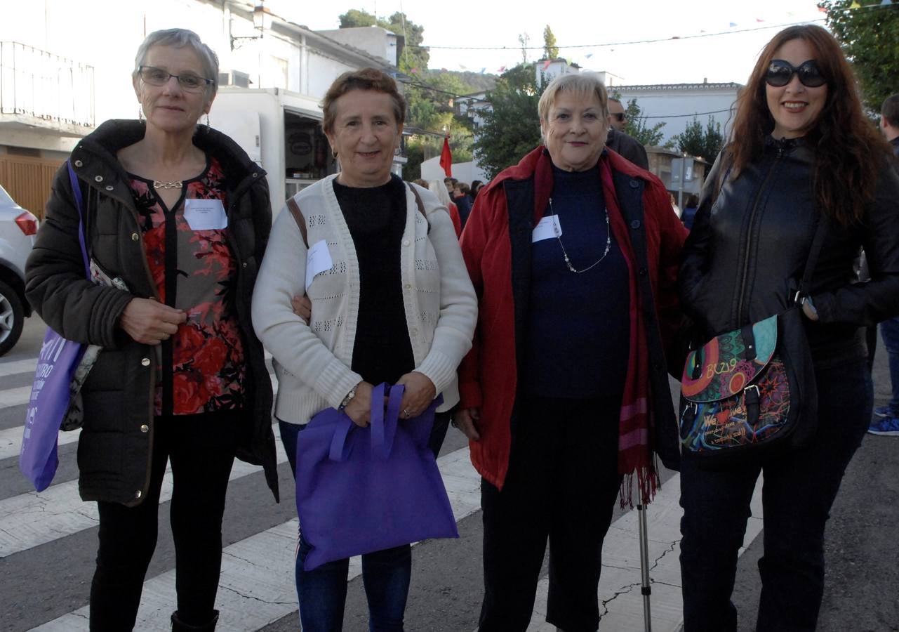 250 mujeres pertenecientes a 35 asociaciones alpujarreñas se han dado cita en Juviles para conocer los encantos del pueblo, asistir a charlas, al teatro y el cante y participar en varios talleres