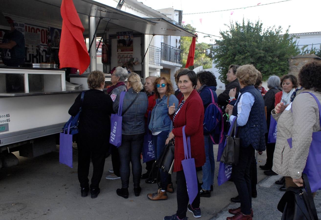 250 mujeres pertenecientes a 35 asociaciones alpujarreñas se han dado cita en Juviles para conocer los encantos del pueblo, asistir a charlas, al teatro y el cante y participar en varios talleres