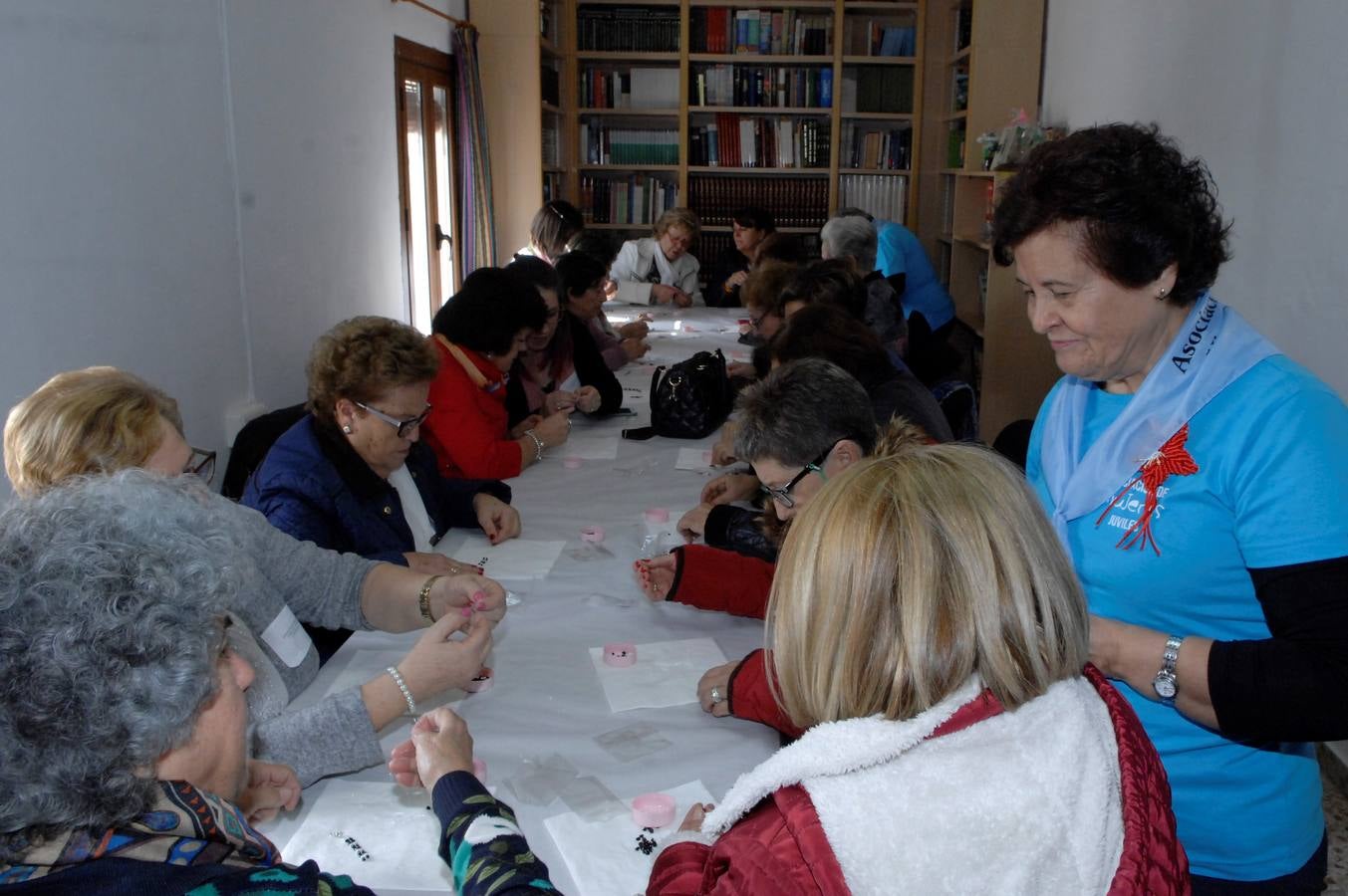 250 mujeres pertenecientes a 35 asociaciones alpujarreñas se han dado cita en Juviles para conocer los encantos del pueblo, asistir a charlas, al teatro y el cante y participar en varios talleres