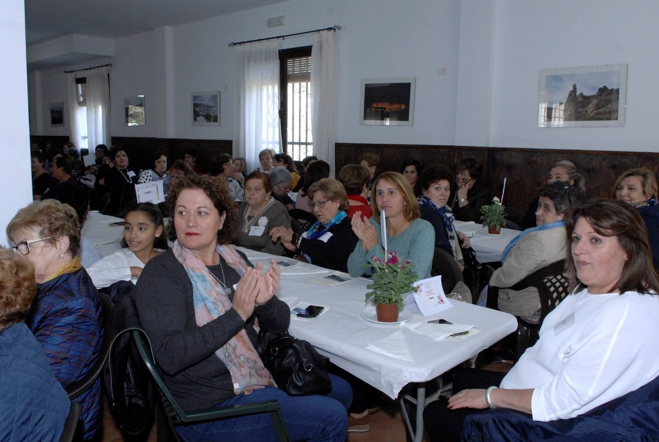 250 mujeres pertenecientes a 35 asociaciones alpujarreñas se han dado cita en Juviles para conocer los encantos del pueblo, asistir a charlas, al teatro y el cante y participar en varios talleres