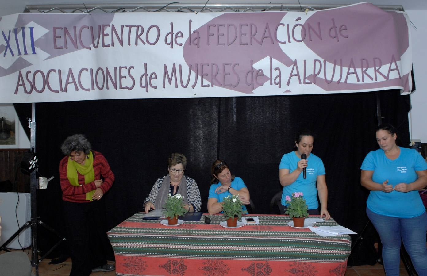 250 mujeres pertenecientes a 35 asociaciones alpujarreñas se han dado cita en Juviles para conocer los encantos del pueblo, asistir a charlas, al teatro y el cante y participar en varios talleres