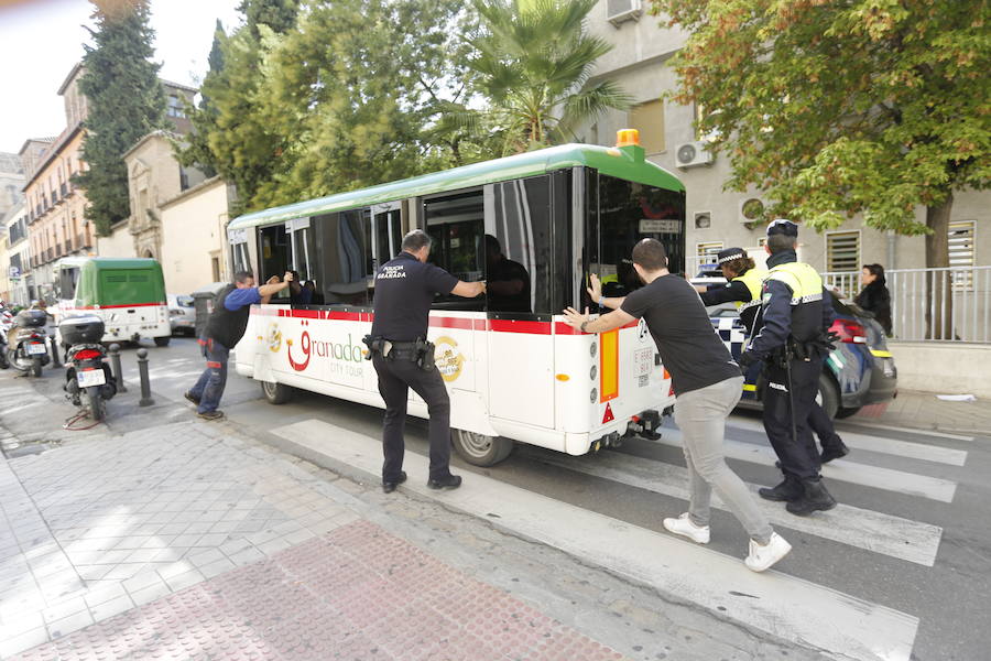 Una nueva avería del tren turístico de Granada capital, que retomó su actividad hace doce días tras subsanar los problemas de seguridad por los que el Ayuntamiento suspendió su circulación de forma cautelar, ha afectado al tráfico de la ciudad, después de que se haya quedado parado en la céntrica calle Rector López Argüeta