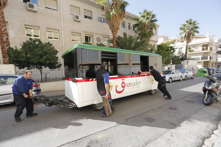 Una nueva avería del tren turístico de Granada capital, que retomó su actividad hace doce días tras subsanar los problemas de seguridad por los que el Ayuntamiento suspendió su circulación de forma cautelar, ha afectado al tráfico de la ciudad, después de que se haya quedado parado en la céntrica calle Rector López Argüeta