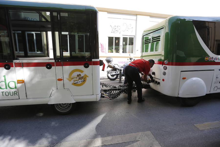 Una nueva avería del tren turístico de Granada capital, que retomó su actividad hace doce días tras subsanar los problemas de seguridad por los que el Ayuntamiento suspendió su circulación de forma cautelar, ha afectado al tráfico de la ciudad, después de que se haya quedado parado en la céntrica calle Rector López Argüeta