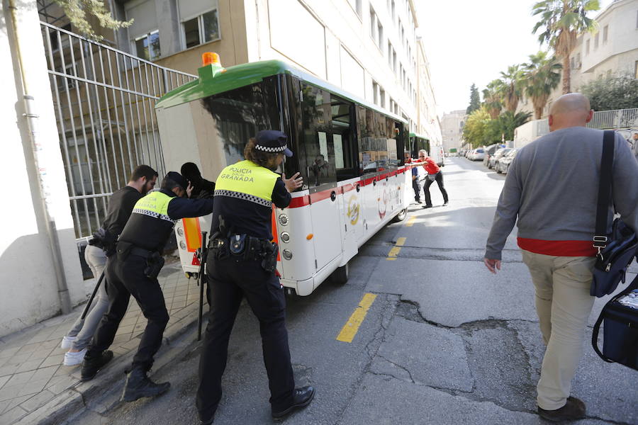 Una nueva avería del tren turístico de Granada capital, que retomó su actividad hace doce días tras subsanar los problemas de seguridad por los que el Ayuntamiento suspendió su circulación de forma cautelar, ha afectado al tráfico de la ciudad, después de que se haya quedado parado en la céntrica calle Rector López Argüeta