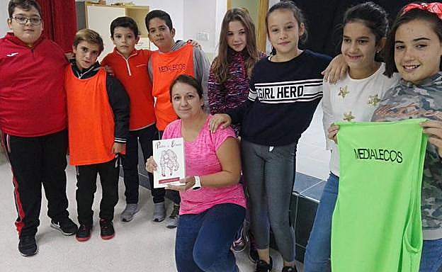 La jefa de Estudios, Menchu, con los 'medialecos'. En la galería, una representación de cómo actúan estos jóvenes mediadores' en su colegio.