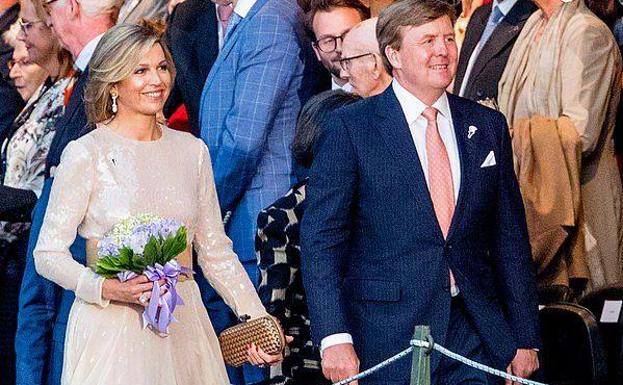 Imagen principal - Arriba. Máxima de Holanda. Abajo, Mette Marit y Matilde de Bélgica. 