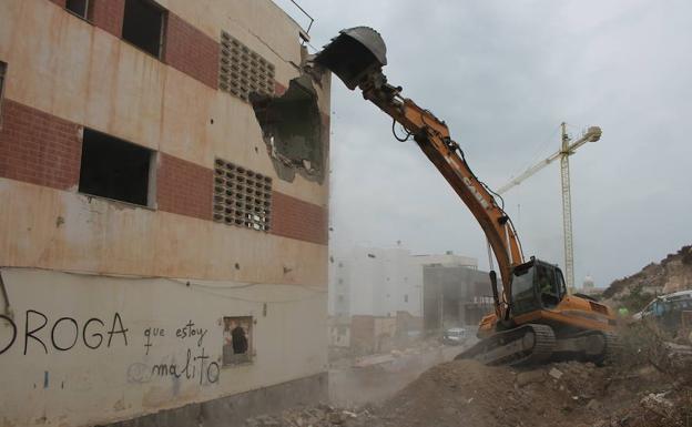 Comienzan las obras de calle Pósito con una demolición