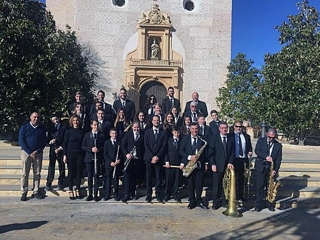 Integrantes de la Banda de Música, en las escaleras de la iglesia parroquial de la Inmaculada Concepción. 
