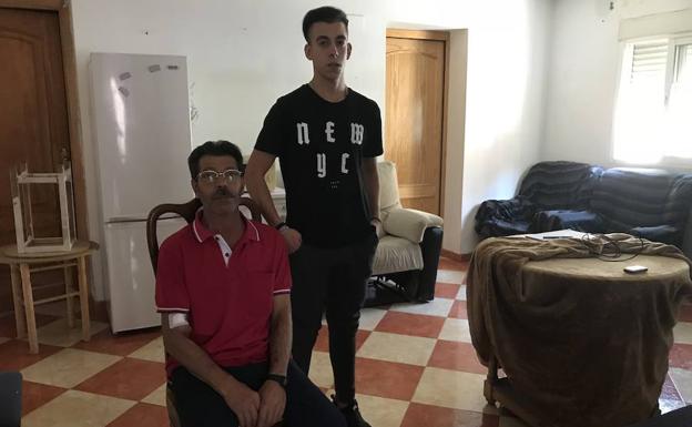 Francisco y su hijo mayor, de 19 años, en el domicilio que ocupan desde hace cinco años, propiedad de una entidad bancaria, y a donde hoy les ha llegado la orden judicial de desalojo. 