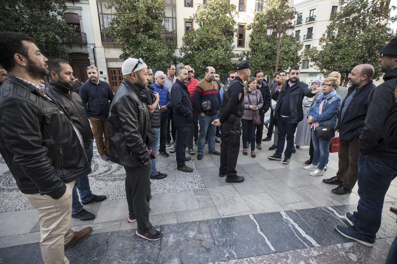 Es la forma de criticar que han acordado estos comerciantes para mostrarse en contra de la normativa municipal que establece las condiciones de cartelería y expositores para la zona centro de la ciudad así como las sanciones para quienes no la cumplan