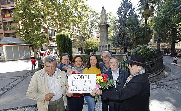 Promotores de la iniciativa, ayer, en la plaza de Mariana de Pineda.