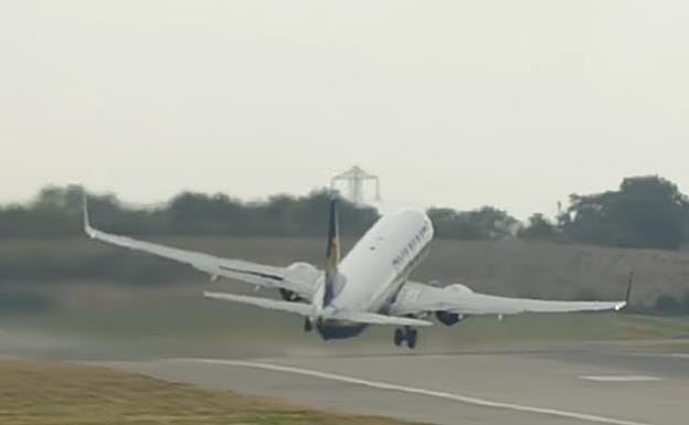 El sobrecogedor despegue de un avión de Ryanair en el aeropuerto de Lanzarote