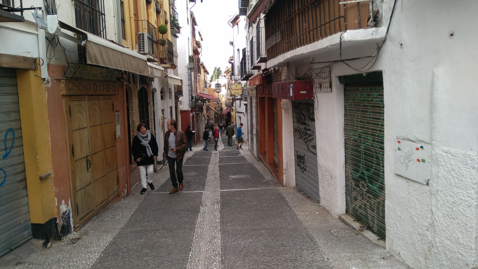 Es la forma de criticar que han acordado estos comerciantes para mostrarse  en contra de la normativa municipal que establece las condiciones de cartelería y expositores para la zona centro de la ciudad así como las sanciones para quienes no la cumplan