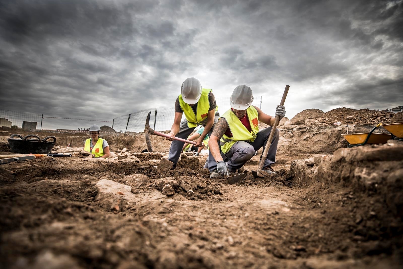 La excavación llevada a cabo desde el pasado 3 de septiembre en el yacimiento arqueológico situado en los suelos del antiguo complejo militar de Mondragones, en pleno centro de Granada, confirman la existencia de restos de termas, edificios civiles y callejero entre los siglos III y IV de la era actual