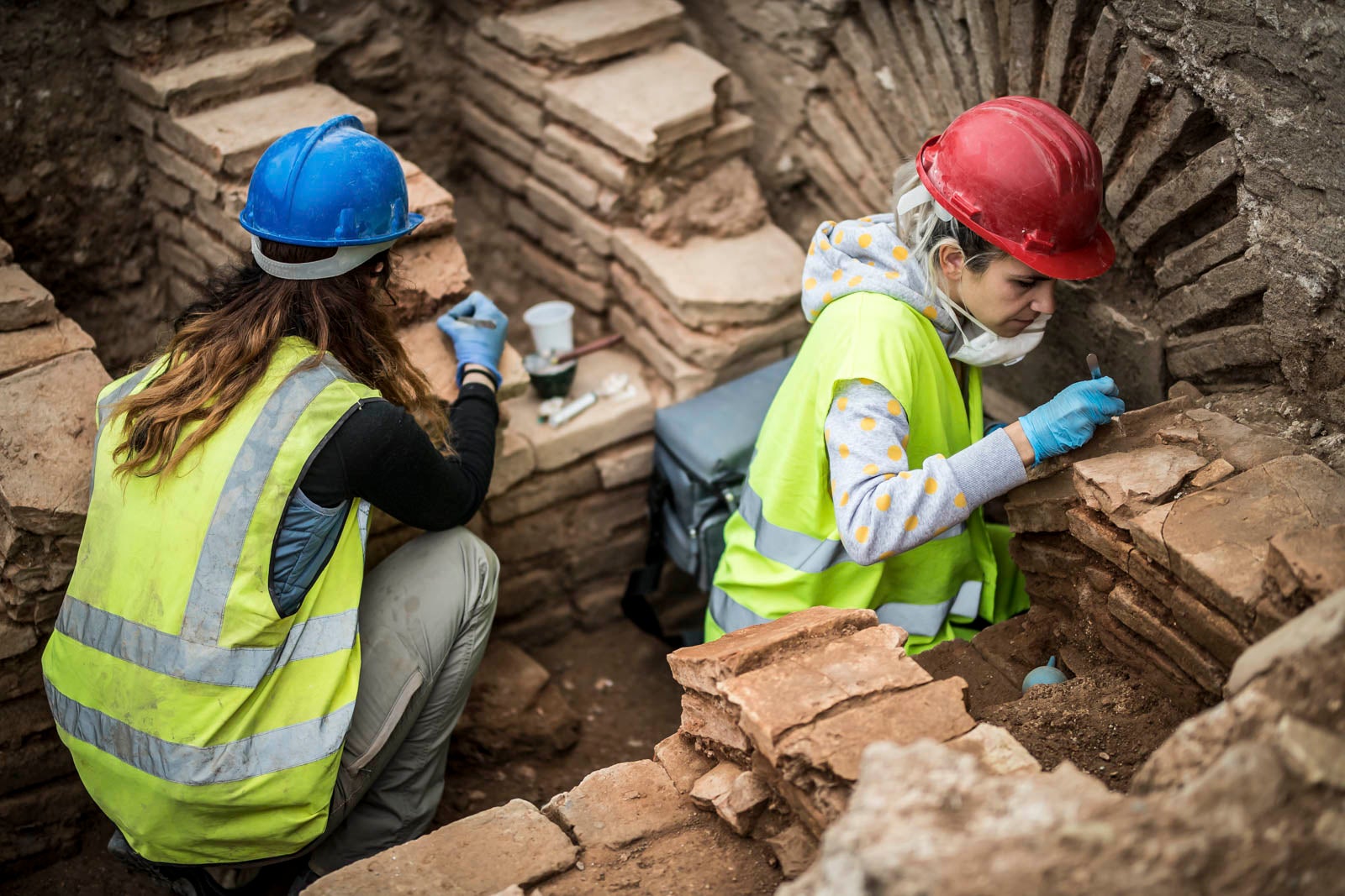 La excavación llevada a cabo desde el pasado 3 de septiembre en el yacimiento arqueológico situado en los suelos del antiguo complejo militar de Mondragones, en pleno centro de Granada, confirman la existencia de restos de termas, edificios civiles y callejero entre los siglos III y IV de la era actual