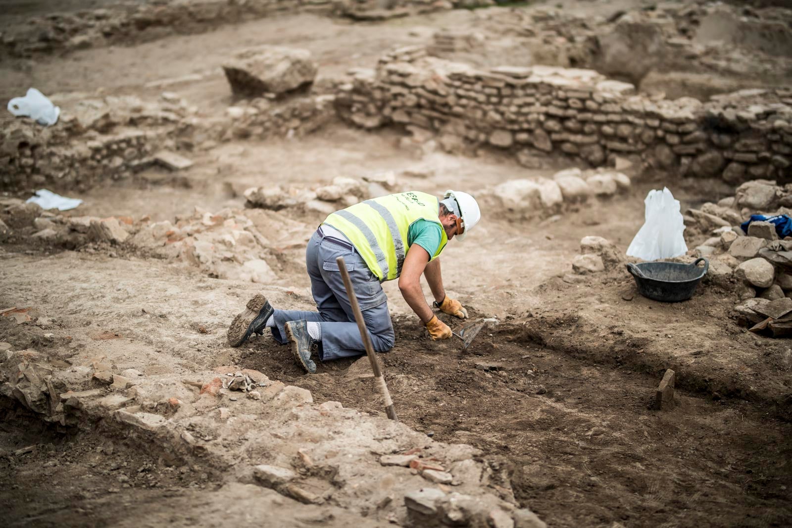 La excavación llevada a cabo desde el pasado 3 de septiembre en el yacimiento arqueológico situado en los suelos del antiguo complejo militar de Mondragones, en pleno centro de Granada, confirman la existencia de restos de termas, edificios civiles y callejero entre los siglos III y IV de la era actual