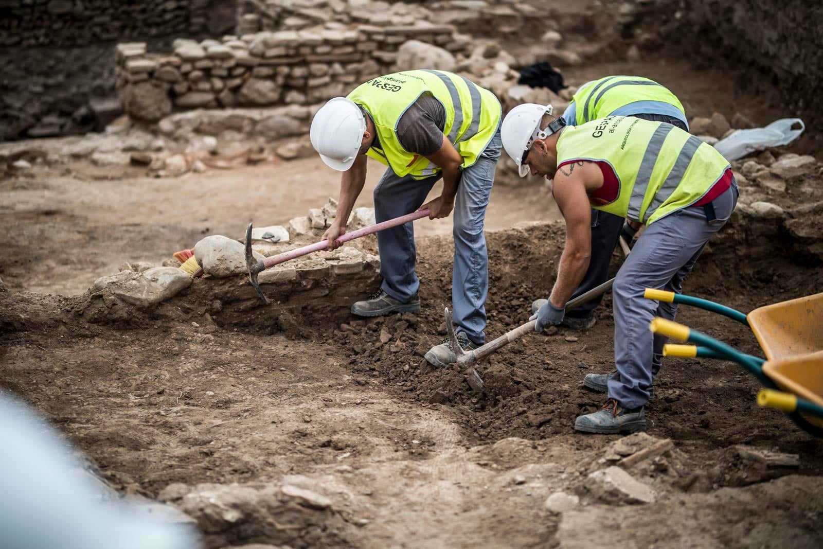 La excavación llevada a cabo desde el pasado 3 de septiembre en el yacimiento arqueológico situado en los suelos del antiguo complejo militar de Mondragones, en pleno centro de Granada, confirman la existencia de restos de termas, edificios civiles y callejero entre los siglos III y IV de la era actual
