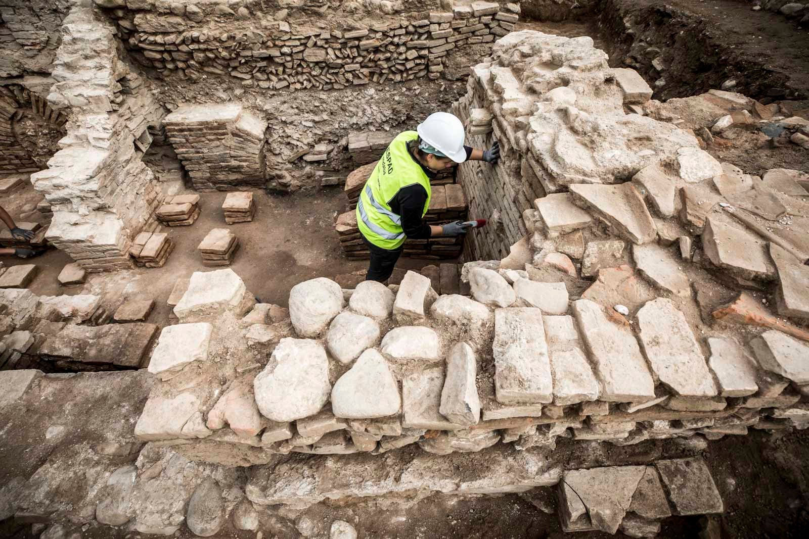 La excavación llevada a cabo desde el pasado 3 de septiembre en el yacimiento arqueológico situado en los suelos del antiguo complejo militar de Mondragones, en pleno centro de Granada, confirman la existencia de restos de termas, edificios civiles y callejero entre los siglos III y IV de la era actual