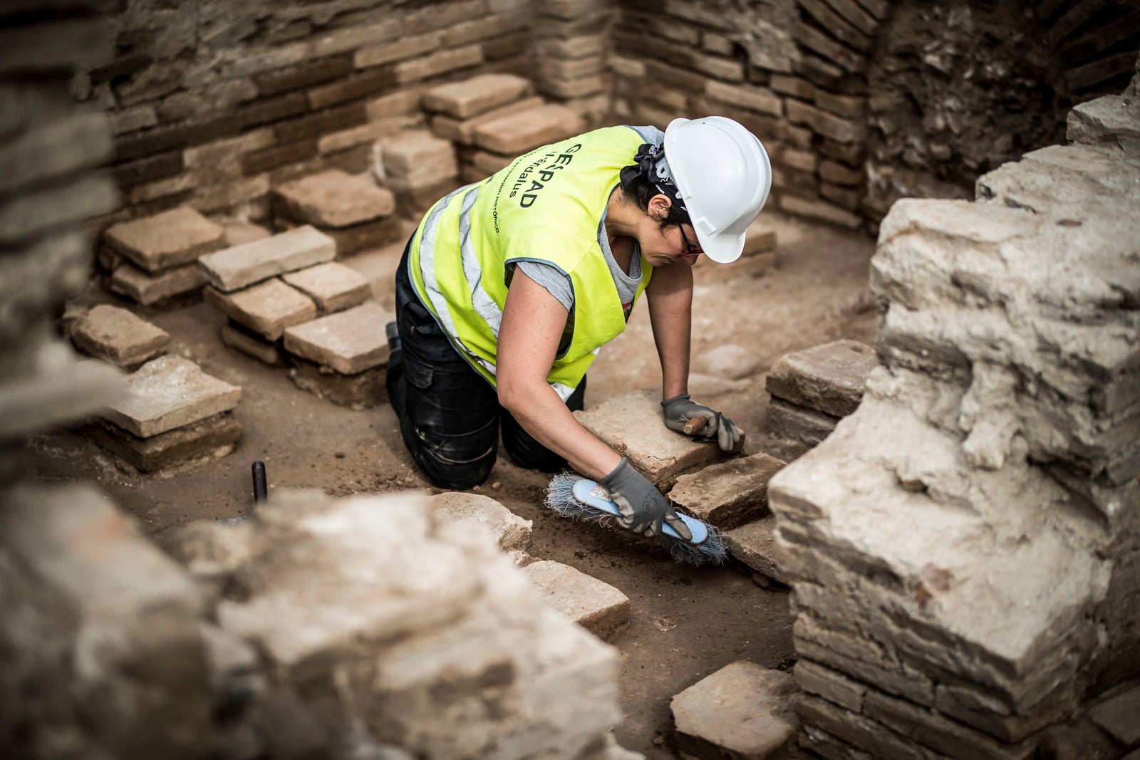 La excavación llevada a cabo desde el pasado 3 de septiembre en el yacimiento arqueológico situado en los suelos del antiguo complejo militar de Mondragones, en pleno centro de Granada, confirman la existencia de restos de termas, edificios civiles y callejero entre los siglos III y IV de la era actual