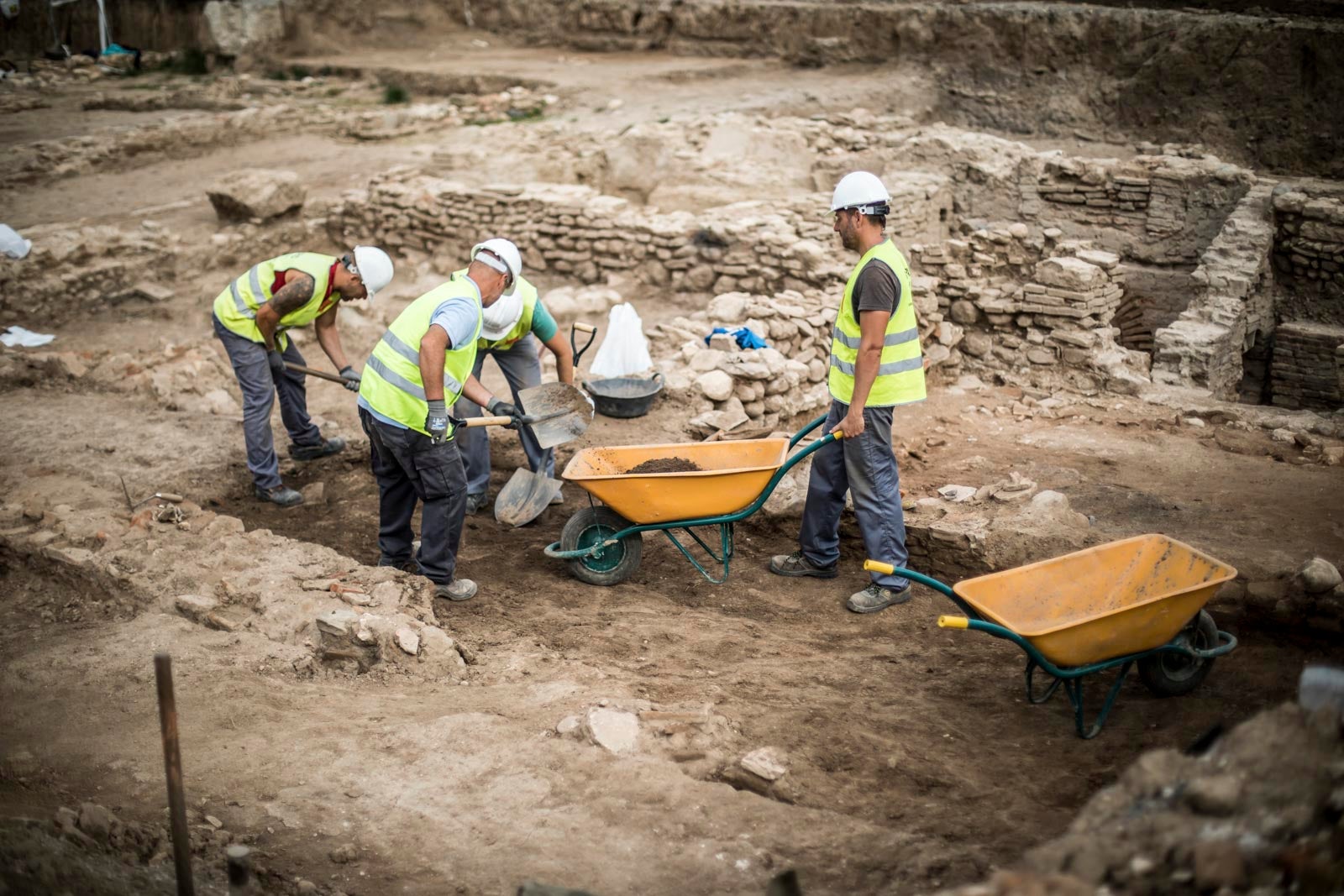 La excavación llevada a cabo desde el pasado 3 de septiembre en el yacimiento arqueológico situado en los suelos del antiguo complejo militar de Mondragones, en pleno centro de Granada, confirman la existencia de restos de termas, edificios civiles y callejero entre los siglos III y IV de la era actual