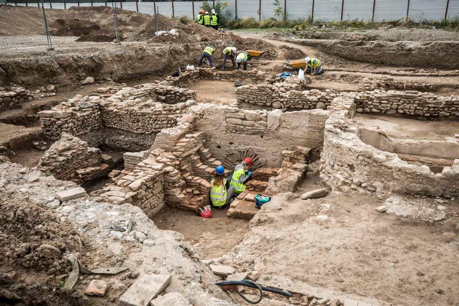 La excavación llevada a cabo desde el pasado 3 de septiembre en el yacimiento arqueológico situado en los suelos del antiguo complejo militar de Mondragones, en pleno centro de Granada, confirman la existencia de restos de termas, edificios civiles y callejero entre los siglos III y IV de la era actual