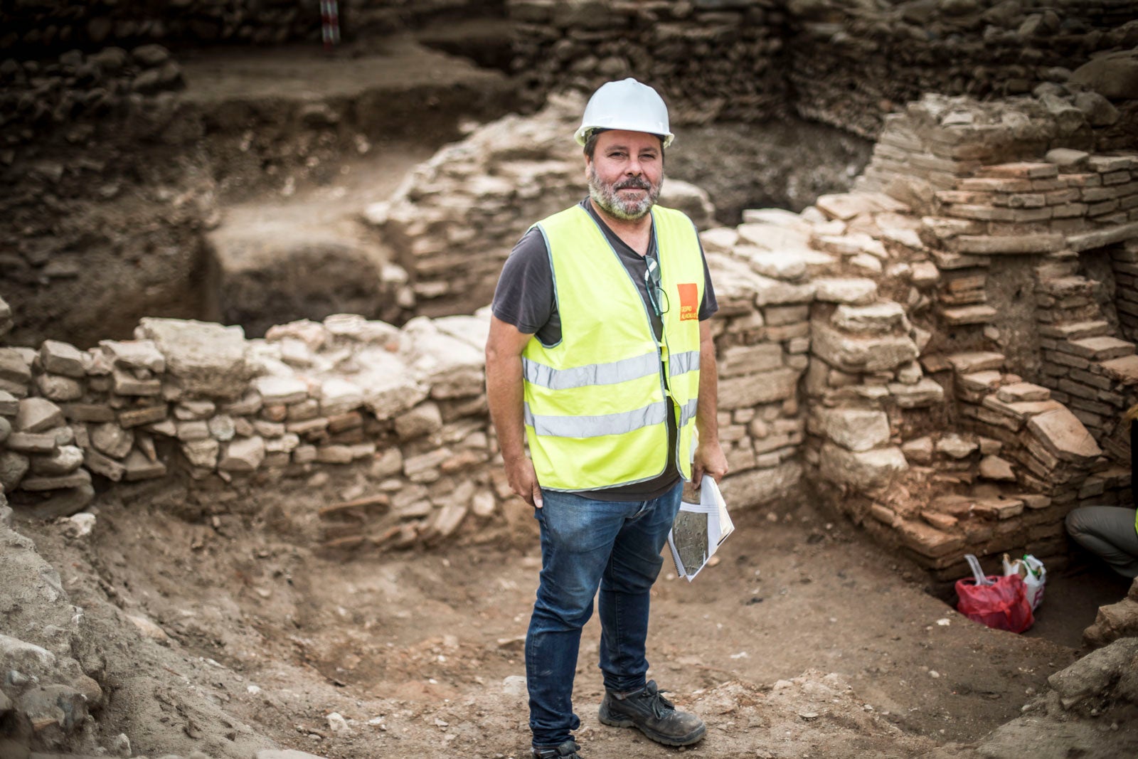 La excavación llevada a cabo desde el pasado 3 de septiembre en el yacimiento arqueológico situado en los suelos del antiguo complejo militar de Mondragones, en pleno centro de Granada, confirman la existencia de restos de termas, edificios civiles y callejero entre los siglos III y IV de la era actual